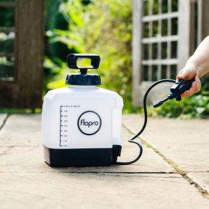 flopro pressure sprayer 5l in use